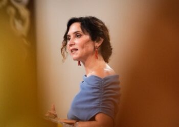 Díaz Ayuso rechaza que se instrumentalicen los centros educativos para la “guerra ideológica”: “La educación no es compatible con la colectivización revolucionaria”