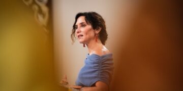 Díaz Ayuso rechaza que se instrumentalicen los centros educativos para la “guerra ideológica”: “La educación no es compatible con la colectivización revolucionaria”