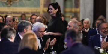 Díaz Ayuso advierte de que cuando una democracia liberal se ve secuestrada por proyectos autoritarios, “sorbo a sorbo” cae el respeto por la ley y las naciones “dejan de ser fiables”