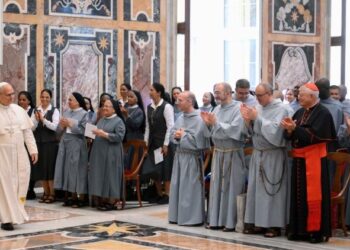 El Papa a los religiosos: reconocer los signos de los tiempos para servir a los necesitados