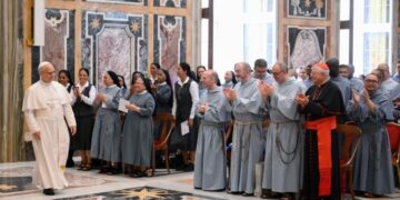 El Papa a los religiosos: reconocer los signos de los tiempos para servir a los necesitados