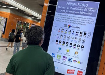 La Comunidad de Madrid amplía el sistema de señalética para personas con daltonismo a los intercambiadores de Plaza Elíptica y Plaza de Castilla