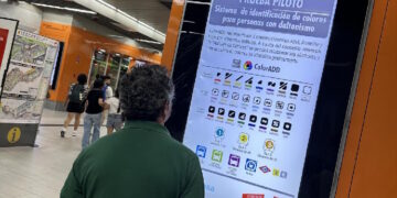 La Comunidad de Madrid amplía el sistema de señalética para personas con daltonismo a los intercambiadores de Plaza Elíptica y Plaza de Castilla