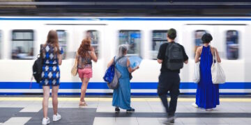 La Comunidad de Madrid implantará en 2027 un nuevo sistema de acceso al transporte público que cobrará la tarifa más barata al final del día según los viajes realizados
