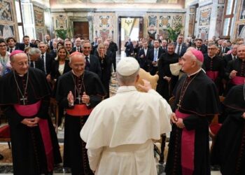 León XIV a teólogos: estén en contacto con la gente y den respuestas a los retos digitales