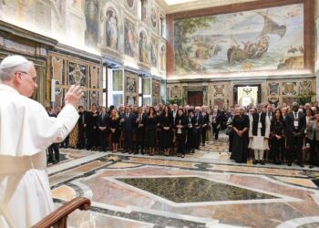 El Papa llama a una economía de confianza y cuidado