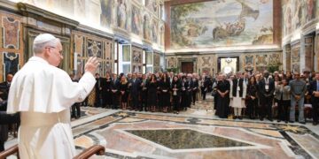 El Papa llama a una economía de confianza y cuidado