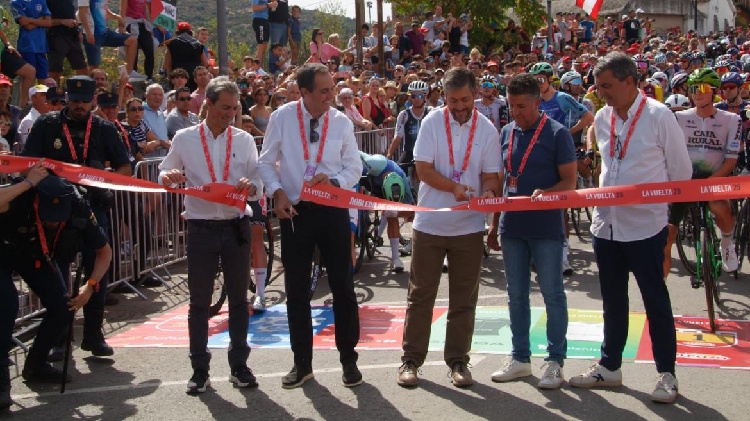 La imagen tiene un atributo ALT vacío; su nombre de archivo es garcia_martin_en_el_corte_de_la_cinta_inicio_penultima_etapa_de_la_vuelta_1.jpeg