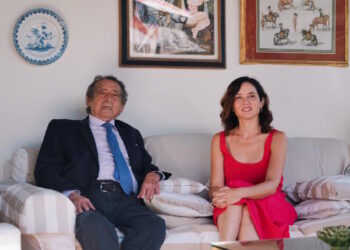 Díaz Ayuso entrega a Alfonso Ussía el Premio de Cultura de la Comunidad de Madrid y destaca su “ironía y humor fino, intelectual y humano”