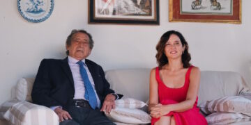 Díaz Ayuso entrega a Alfonso Ussía el Premio de Cultura de la Comunidad de Madrid y destaca su “ironía y humor fino, intelectual y humano”