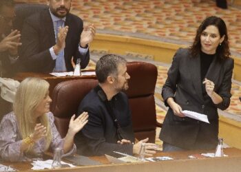 Díaz Ayuso propone dos nuevas placas: “Aquí escondían al hermano de Sánchez” en Moncloa y “Aceptamos pago en metálico” en Ferraz