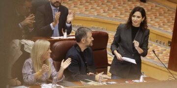 Díaz Ayuso propone dos nuevas placas: “Aquí escondían al hermano de Sánchez” en Moncloa y “Aceptamos pago en metálico” en Ferraz