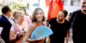 Díaz Ayuso, en la Cabalgata de Hispanidad 2025 que ha recorrido la Gran Vía de Madrid con la representación de 23 países