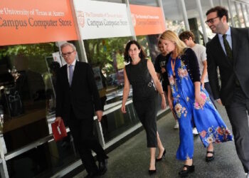 Díaz Ayuso defiende en Estados Unidos la internacionalización universitaria y la colaboración con centros de estudios superiores de otros países