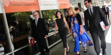 Díaz Ayuso defiende en Estados Unidos la internacionalización universitaria y la colaboración con centros de estudios superiores de otros países