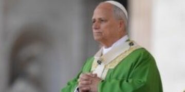 El Papa recuerda que María no sustituye a Cristo, sino que conduce a Él