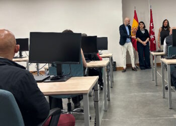 La Comunidad de Madrid entrega más de 2.500 permisos de conductor de VTC seis meses después de los primeros exámenes