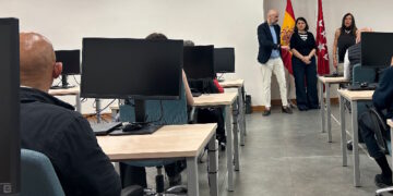 La Comunidad de Madrid entrega más de 2.500 permisos de conductor de VTC seis meses después de los primeros exámenes