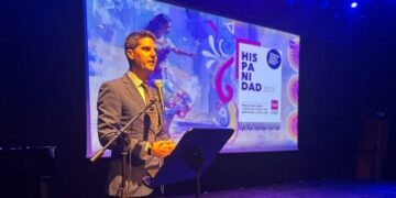 La Comunidad de Madrid celebra Hispanidad 2025 en colegios e institutos con un juego de la vuelta al mundo, retos didácticos, menús especiales y danza