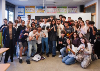 Díaz Ayuso elogia el “ejemplo altruista” de Topuria para ayudar a la Comunidad de Madrid a concienciar a los jóvenes contra las drogas y el acoso escolar