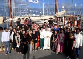 A bordo del Bel Espoir, León XIV anima a los jóvenes a construir la paz del mañana