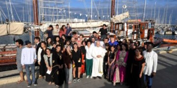 A bordo del Bel Espoir, León XIV anima a los jóvenes a construir la paz del mañana