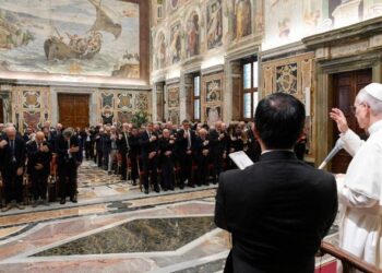 León XIV: Desalentar la usura, pecado grave y carga asfixiante