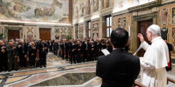León XIV: Desalentar la usura, pecado grave y carga asfixiante
