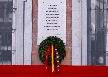 La Comunidad de Madrid coloca la tradicional corona de laurel en la Real Casa de Correos en recuerdo a las víctimas del COVID-19