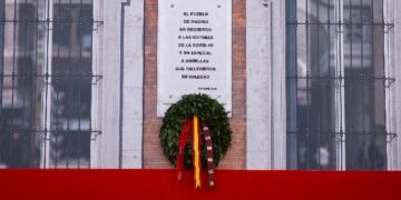 La Comunidad de Madrid coloca la tradicional corona de laurel en la Real Casa de Correos en recuerdo a las víctimas del COVID-19