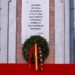 La Comunidad de Madrid coloca la tradicional corona de laurel en la Real Casa de Correos en recuerdo a las víctimas del COVID-19