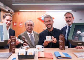 La Comunidad de Madrid celebra junto a la chocolatería San Ginés los 100 años del Metro de Ópera con una edición especial de productos