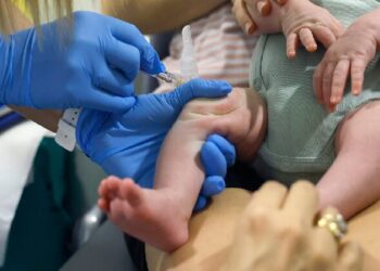 Empieza  la vacunación a bebés para protegerlos del virus que causa la bronquiolitis