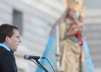 Almeida entrega al Papa una talla de la Virgen de la Almudena y le reitera la invitación para que visite Madrid