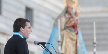 Almeida entrega al Papa una talla de la Virgen de la Almudena y le reitera la invitación para que visite Madrid
