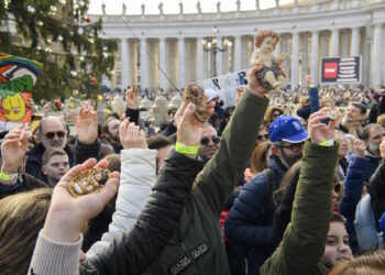 Cientos de figuras del Niño Jesús reciben la bendición de León XIV