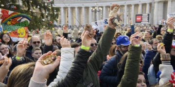 Cientos de figuras del Niño Jesús reciben la bendición de León XIV