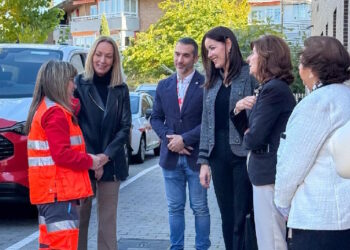La alcaldesa de Majadahonda visita la sede de Cruz Roja para conocer los frutos del programa de inserción sociolaboral en el que participa el Ayuntamiento