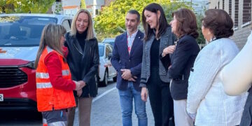 La alcaldesa de Majadahonda visita la sede de Cruz Roja para conocer los frutos del programa de inserción sociolaboral en el que participa el Ayuntamiento