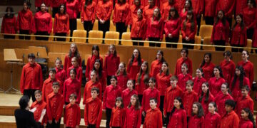 Díaz Ayuso acompaña al Coro de Niños y Jóvenes de la Comunidad de Madrid en el concierto para celebrar su 25º aniversario