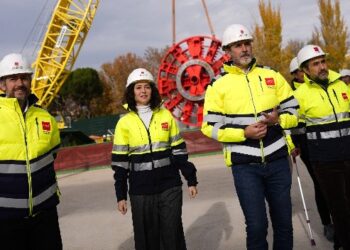 Díaz Ayuso en el montaje de la tuneladora Mayrit para ampliar la Línea 11 de Metro: “Es un referente mundial en excavación subterránea”