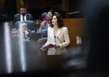 Díaz Ayuso al PSOE: “¿Cuánto tiempo va a seguir usted viviendo del feminismo de pancarta y haciendo negocio con las mujeres?. Soy socialista porque soy feminista. ¡Anda ya!”