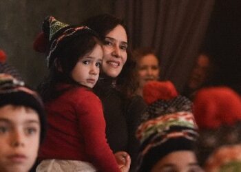 Díaz Ayuso inaugura “con luz y alegría” la Navidad en Sol con una experiencia inmersiva y sensorial dedicada al agua y el tradicional Bosque de los Deseos