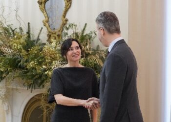 Díaz Ayuso recibe en la Real Casa de Correos al embajador de Suecia en España