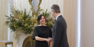 Díaz Ayuso recibe en la Real Casa de Correos al embajador de Suecia en España