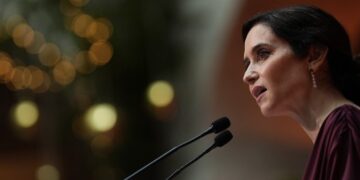 Díaz Ayuso apela a los “hijos de la Transición” en el 47º aniversario de la Constitución Española