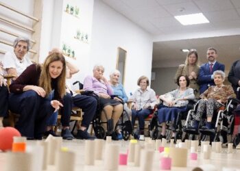 La Comunidad de Madrid estrena Conectando Navidades para evitar la soledad de las personas mayores en Navidad