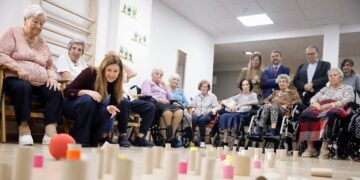 La Comunidad de Madrid estrena Conectando Navidades para evitar la soledad de las personas mayores en Navidad