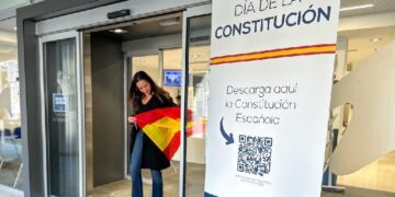 Majadahonda reparte 2.000 banderas e ilumina su Ayuntamiento y fuentes para celebrar el Día de la Constitución española