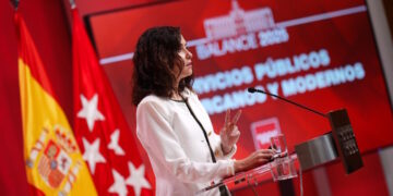 Díaz Ayuso ironiza con el Gobierno madrileño, “extraño en estos tiempos”, que “rinde cuentas y trabaja con rigor”